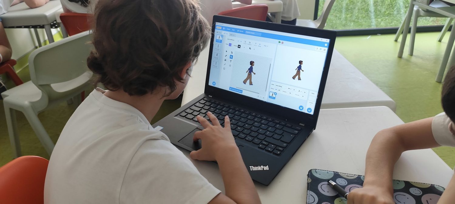 Aluno a programar um jogo em Scratch