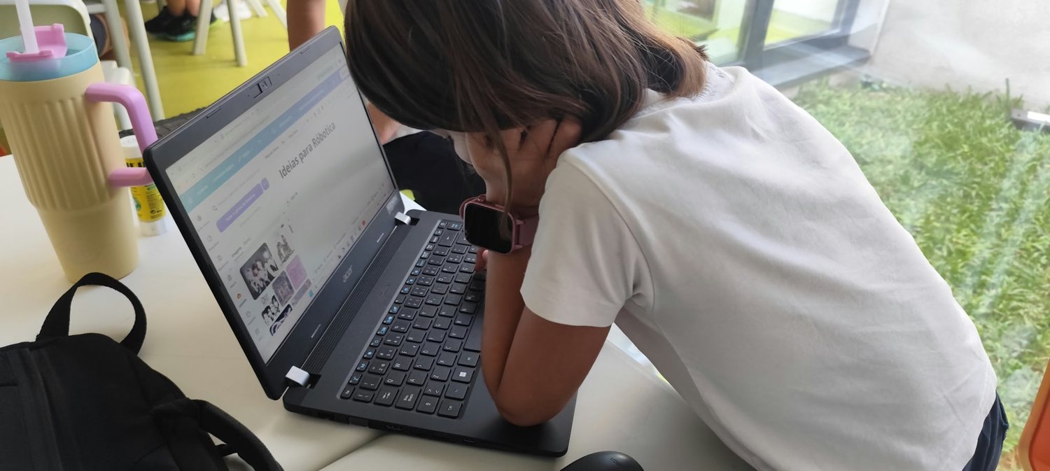 Aluna a programar num computador portátil